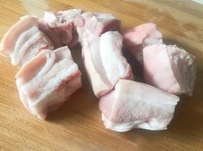 控干水份或用厨房纸吸干，菜刀切成长8公分宽5公分的肉块