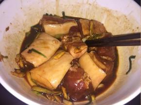 加入生抽、糖，所有的材料和五花肉放一起，用筷子搅拌均匀入冰箱冷藏6小时，中途拿出来翻动几次，使五花肉更好的入味