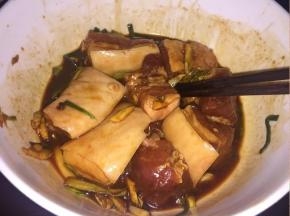 加入生抽、糖，所有的材料和五花肉放一起，用筷子搅拌均匀入冰箱冷藏6小时，中途拿出来翻动几次，使五花肉更好的入味