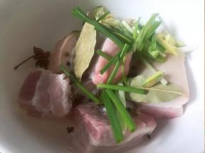 加入葱、姜、花椒、八角、香叶