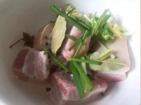 加入葱、姜、花椒、八角、香叶