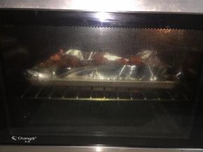 烤箱提前十分钟预热，

上下火180度烤30分钟，