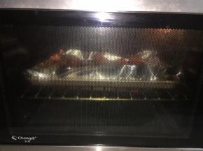 烤箱提前十分钟预热，

上下火180度烤30分钟，