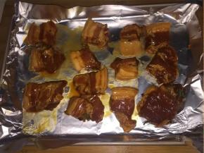 烤盘铺上锡纸，腌好的五花肉铺在锡纸上