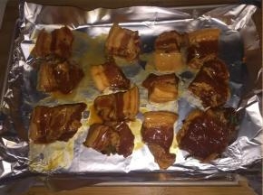 烤盘铺上锡纸，腌好的五花肉铺在锡纸上