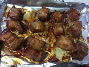 中途戴隔热手套拿出来给五花肉翻个身继续烤