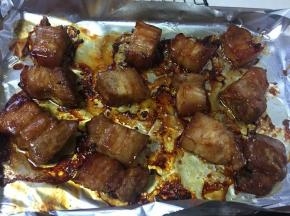 中途戴隔热手套拿出来给五花肉翻个身继续烤