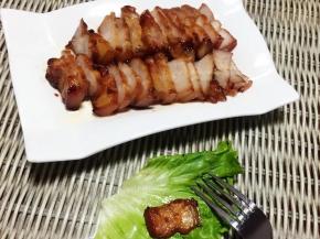 稍放凉一会切块即食，乘热吃最佳，也可以配以生菜裹着吃