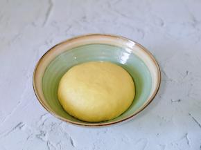 将揉好的面团取出，揉圆，放入器具中，入发酵箱进行发酵，温度35度，时间40分钟左右。(室温发酵也可以，但一定要保持面团的湿度)