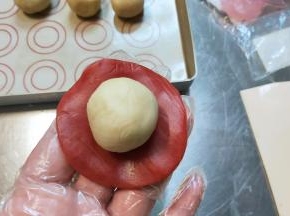 上面放上搓好的馅料。