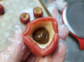 取出提前冷冻的流心馅，注入小洞内。（流心馅装入裱花袋，提前放入冰箱冷冻，比较浓稠易收口）