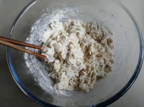 酵母和糖溶于温水中，倒入面粉和奶粉里，没有奶粉的可以不加，我只是想增加营养，用筷子拌成絮状