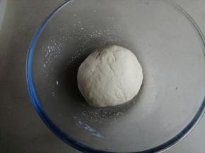 再用手揉成光滑的面团，盖上保鲜膜，在温暖处发酵2倍大，室温低的话，可以放入烤箱或者微波炉里发酵