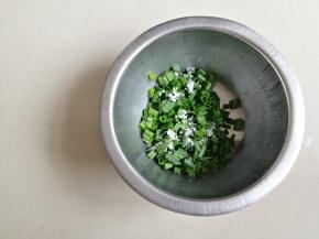 在发酵的过程上，把洗干净的葱沥干水分，切成葱花，加入少量的盐，拌均匀