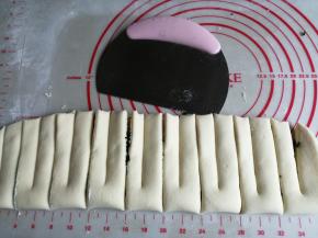 切成9份，每一份中间再切一刀，不切断，如图