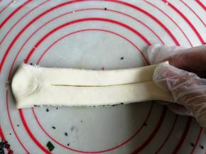 两手各拿一端，轻轻拉伸长