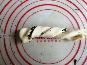 左右手像拧麻花一样，往相反的方向拧