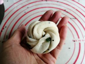 打个结，将头部塞到中间，放在蒸屉里，在温暖处醒发20分钟左右，可以看到花卷胚明显大了