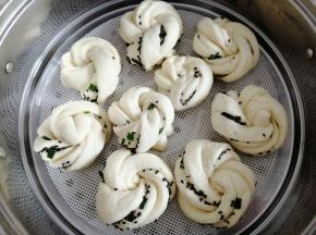冷水上锅蒸，大火烧开后，转中小火蒸15分钟左右。时间到，关火，继续焖3-5分钟再开盖