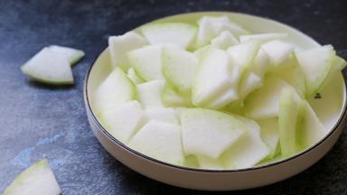 冬瓜去皮，切片