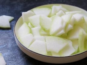 冬瓜去皮，切片