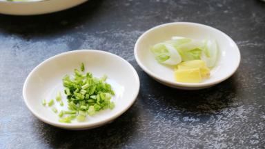 香菜洗净切末，葱姜切一下