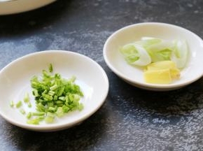 香菜洗净切末，葱姜切一下