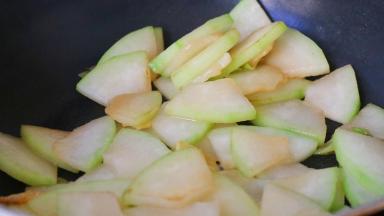 翻炒至冬瓜片边缘透明色