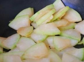 翻炒至冬瓜片边缘透明色