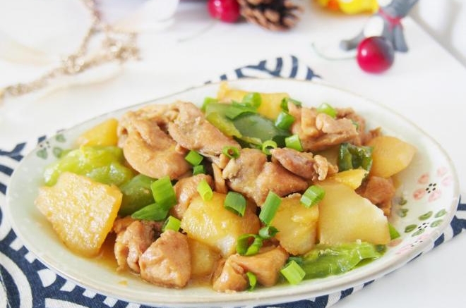 土豆焖鸡块