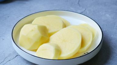 土豆去皮，切片