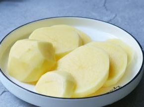 土豆去皮，切片