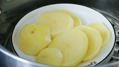 放入蒸锅蒸15分钟左右