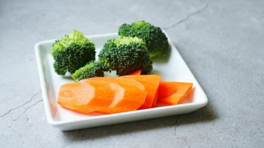 西蓝花洗净，胡萝卜切片