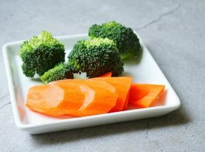 西蓝花洗净，胡萝卜切片