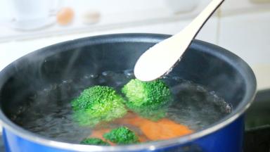 倒入锅中，加一点盐