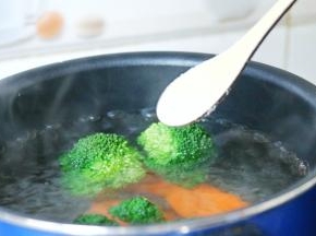 倒入锅中，加一点盐