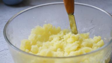 蒸熟的土豆压成粗糙的泥状