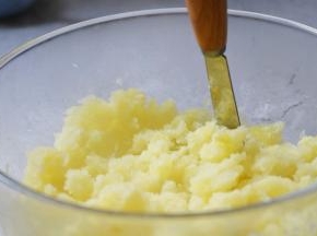 蒸熟的土豆压成粗糙的泥状