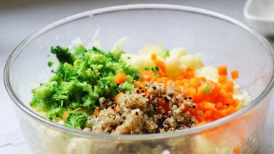 倒入西蓝花 胡萝卜 藜麦