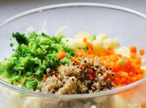 倒入西蓝花 胡萝卜 藜麦