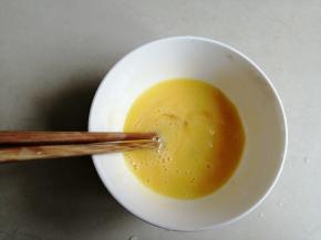 鸡蛋液打散，姜拍扁后剁成姜蓉
