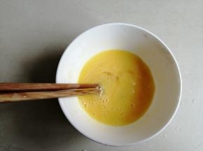 鸡蛋液打散，姜拍扁后剁成姜蓉