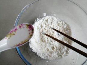 逐少量添加水到面粉里，最好用汤匙装着水倒入，一边倒一边用筷子搅拌，这样才可以拌成疙瘩，别一下子加多了成面团