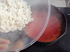 炒软后倒入水，水再次煮沸后，倒入面疙瘩，一边倒一边迅搅散开来