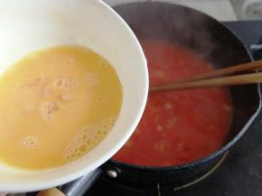 然后再一点点倒入已经打散的蛋液，最后才加盐调味，撒上葱花