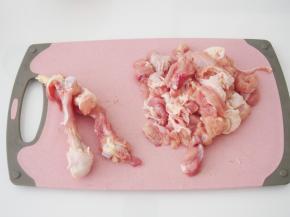 将鸡腿骨剔除，鸡肉切成小块。