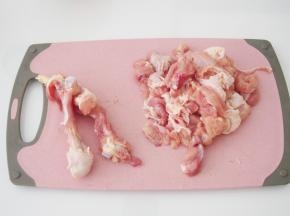将鸡腿骨剔除，鸡肉切成小块。