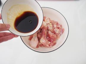 将生抽、料酒、细砂糖和1小勺盐搅拌均匀，倒入鸡块中。