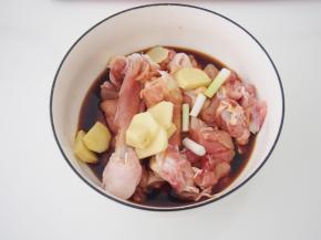 放入葱白段和生姜片，腌制半小时左右。